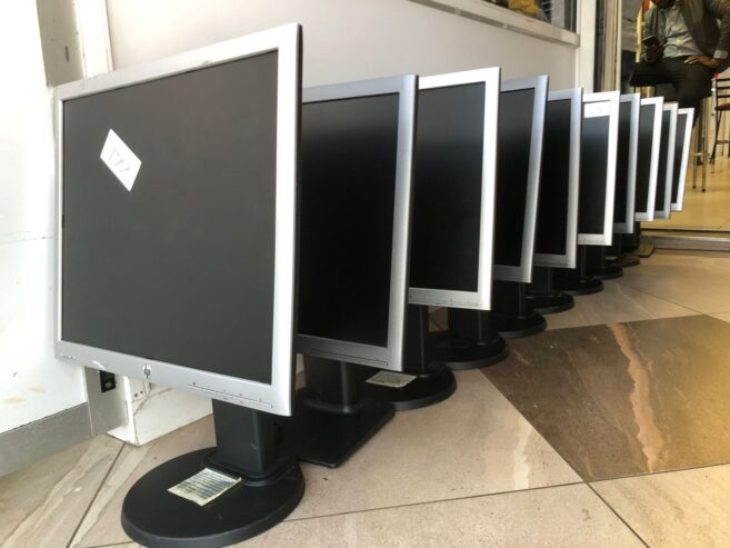 Hp monitors 19inchs