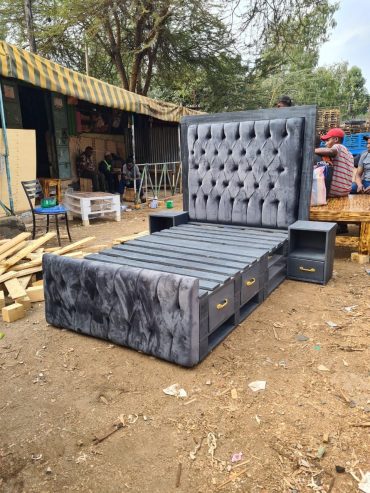 Queen pallet bed